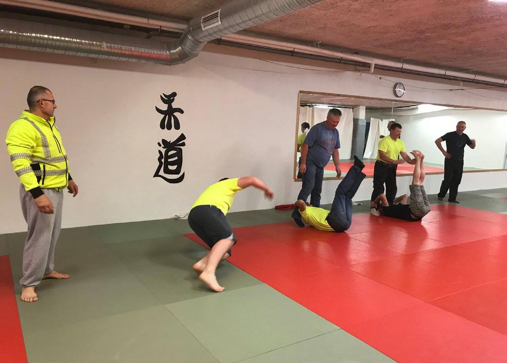 Just nu pågår ett nytt projekt för att få ner siffrorna. Med judo som grund ska byggarbetare utbildas i att falla rätt.
