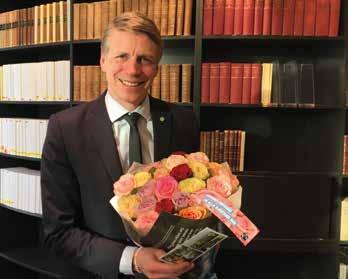 Per Bolund med en bukett Fairtrade-märkta rosor. Parul Sharma.