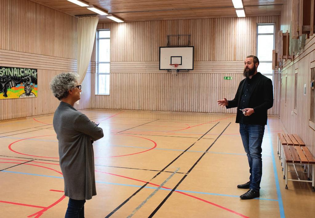 Kliniken i fokus Hélène Pessah och Andreas Alfvén visar Orupssjukhusets idrottshall där det finns plats för bland annat gruppaktiviteter och förflyttningsövningar.
