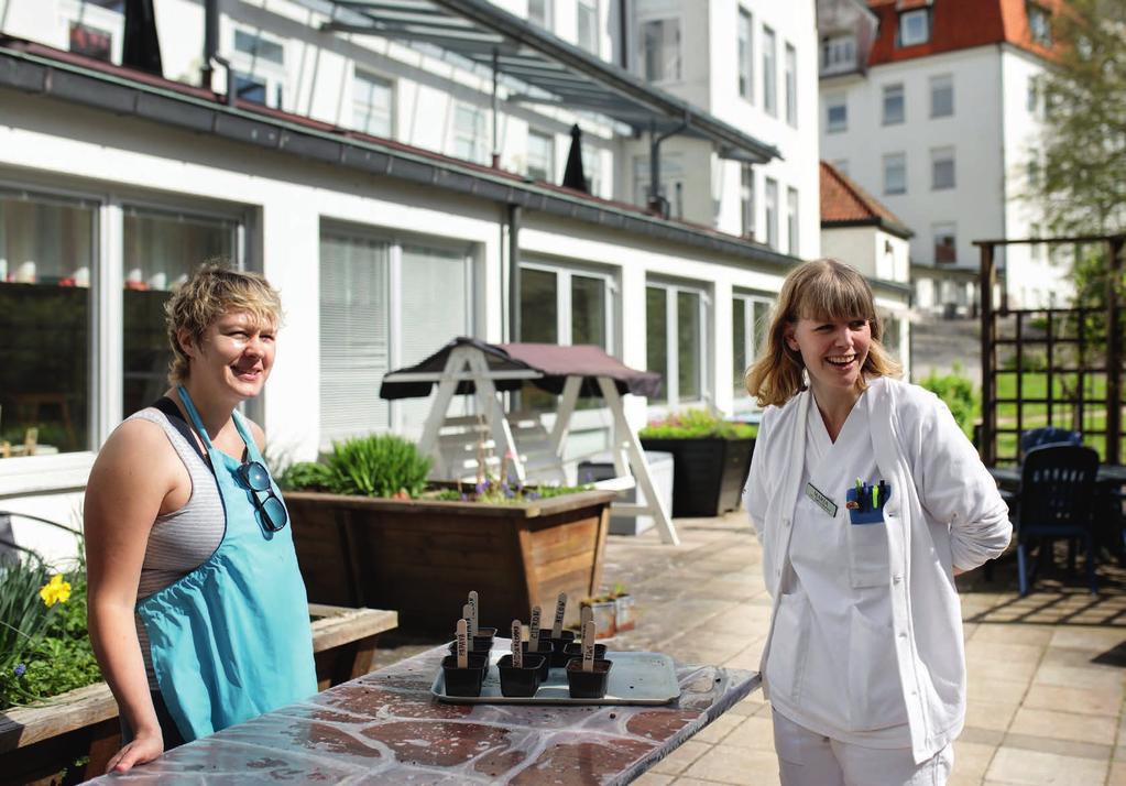 Nataliya Lindman har tagit med sig frön hemifrån och planterat i krukor i Orupssjukhusets trädgård. Arbetsterapeut Maria Axelsson lovar att se till växterna när Nataliya snart åker hem.