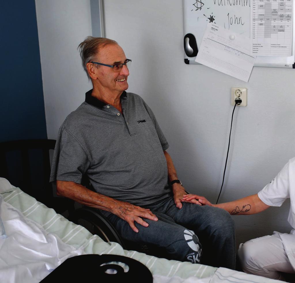 Kliniken i fokus Undersköterska Sara Johansson hjälper John Kjellkvist med skorna och konstaterar att det där behövs ju egentligen inte. Det kan du själv nu.