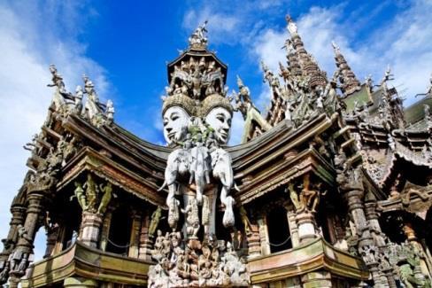 The sanctuary of truth är världskänt och representerar alla världens
