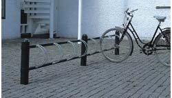 Exempel på enkelt funktionellt cykelställ: Ströget cykelställ från Lappset, med och utan sittplanka.