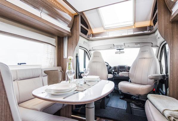 Travel Master 880 LQB new! 2.5m new! 2.5m En halvintegrerad och rymlig husbil med en bredd på hela 250 cm, för dig som vill bo extra bekvämt.