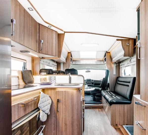 Travel Master 880 LT 880 LT har en separat sovavdelning med två långbäddar samt en hygienavdelning med riktig duschkabin som sträcker sig längs hela bakgaveln. 2.