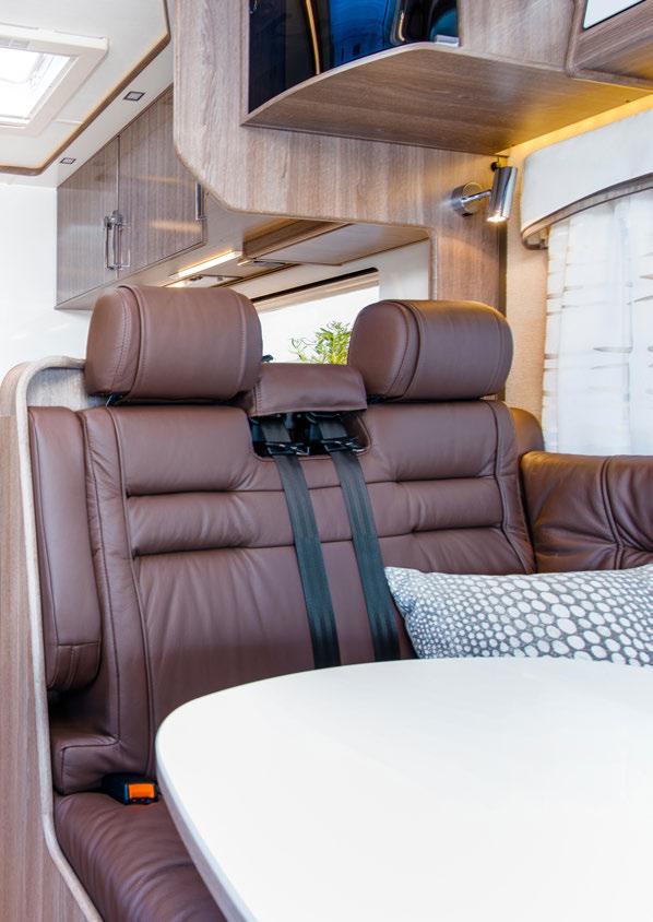 Travel Master Imperial i910 T i910 T är husbilen med ett stort och rymligt badrum över hela husbilens bredd baktill.