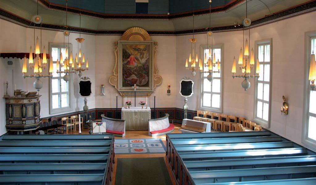 10 BYGGNADSVÅRDSRAPPORT 2007:101 Norrahammars kyrka, kor med altartavla av Georg Pauli. gonalmönstrad och målad i grönt. Invändigt präglas kyrkorummet av stor höjd och volym.