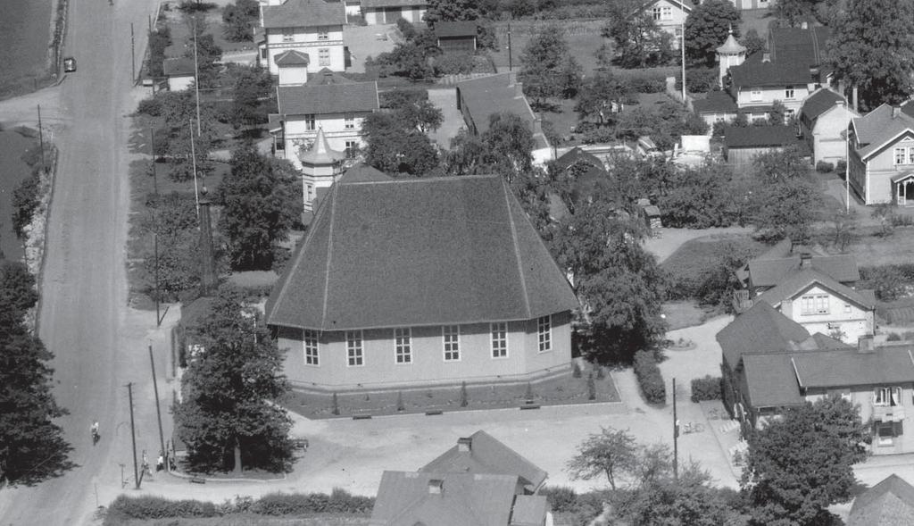 BYGGNADSVÅRDSRAPPORT 2007:101 7 Sammanfattande beskrivning Norrahammars kyrka uppfördes 1929-30 efter ritningar av arkitekt Göran Pauli. Den utgör en av få kyrkor från denna tid i länet.