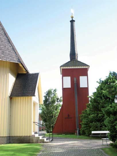 Fasaderna är klädda med gulmålad locklistpanel, det högresta sadeltaket med takspån. Klockstapeln är klädd med rödmålad panel och spån.