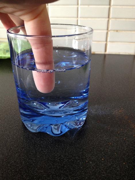 B. Torr i vatten GÖR SÅ HÄR: Fyll båda glasen med vatten. Doppa ett pekfinger i det ena vattenglaset och känn efter.
