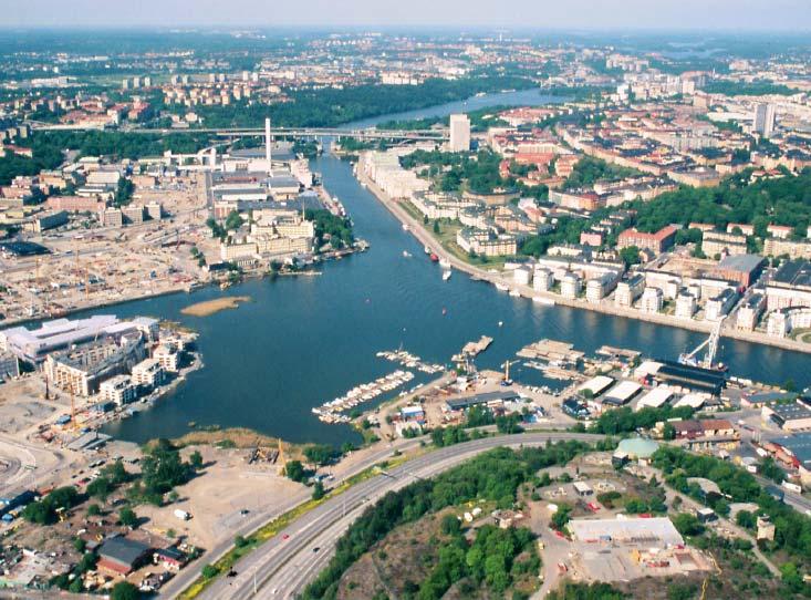 Hammarby Sjö Hammarby Sjö ligger sydost om Sö der malm. Den var från bör jan en insjö, som stod i för bin del se med Järlasjön.