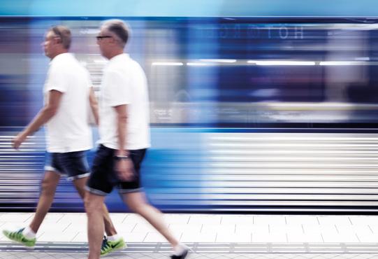 komplicerade budskap på tunnelbaneperrongen. Stortavlor i tunnelbanan.