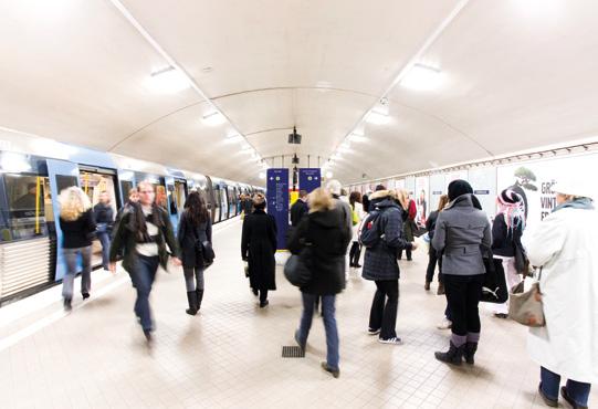 Följ med resenärer hela vägen till och från perrongen där 3,2 miljoner på- och avstigningar sker