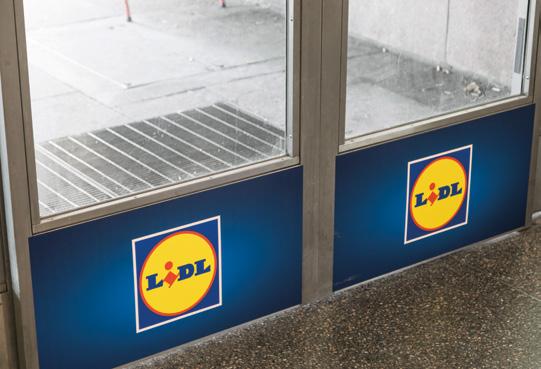 Med dörrdekaler fäster du ditt budskap i människors blickpunkt när de går in och ut till