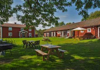 Vi tar hand om klippor, skär, fjärdar, vikar och stränder. Vi sköter om och bevarar ett kulturarv i form av gamla fyrar, bodar och minnesmärken. Vi äger hus som är vandrarhem, stugbyar och krogar.