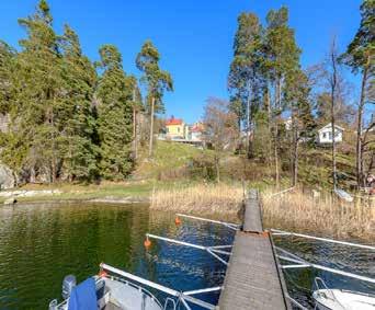 samt generösa sällskapsytor med ljusa interiörer och parkettgolv. öppen planlösning mellan kök, matsal samt vardagsrum med eldstad och vackert burspråk.