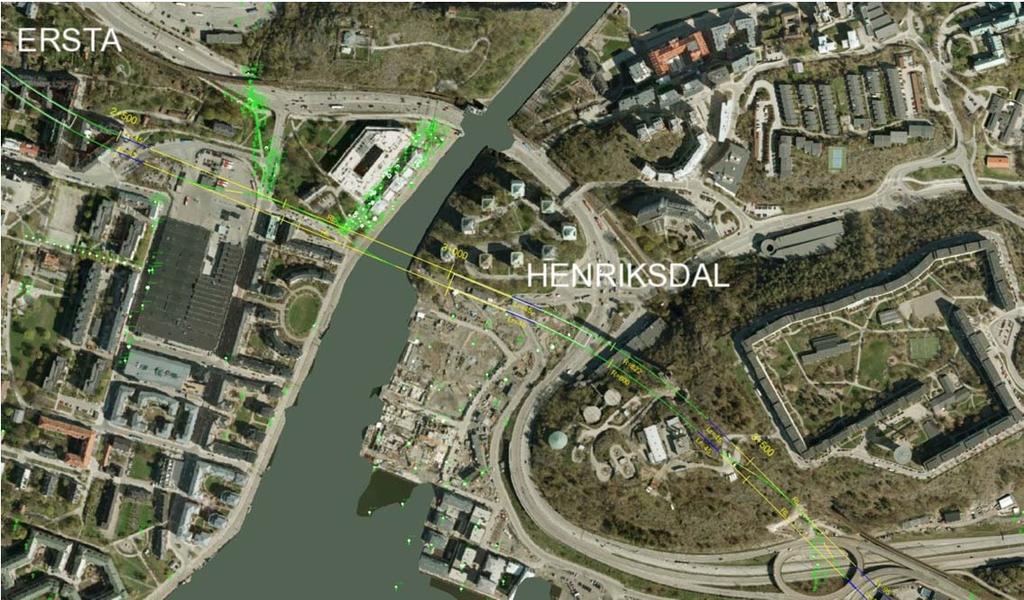 66(148) Så snart det är möjligt efter station Kungsträdgården dyker tunnlarna ner under sundet mellan Blasieholmen och Skeppsholmen med en lutning på maximala 50 för att möjliggöra bergtäckning under