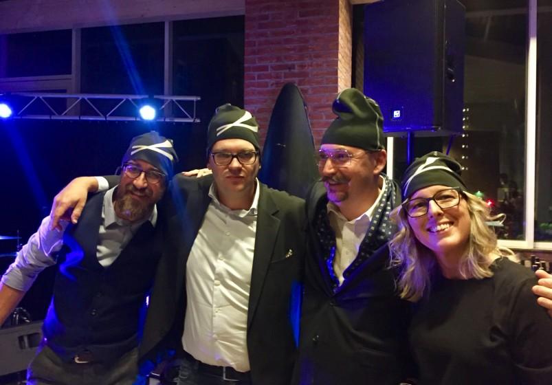 Efter middagen dukades projektor fram och kvällens lagtävling tog vid, Svarta Örns och tredje gradens bröders version av På Spåret.