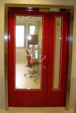 Renrumsdörren är en pulverlackerad ståldörr med rostfri karm.