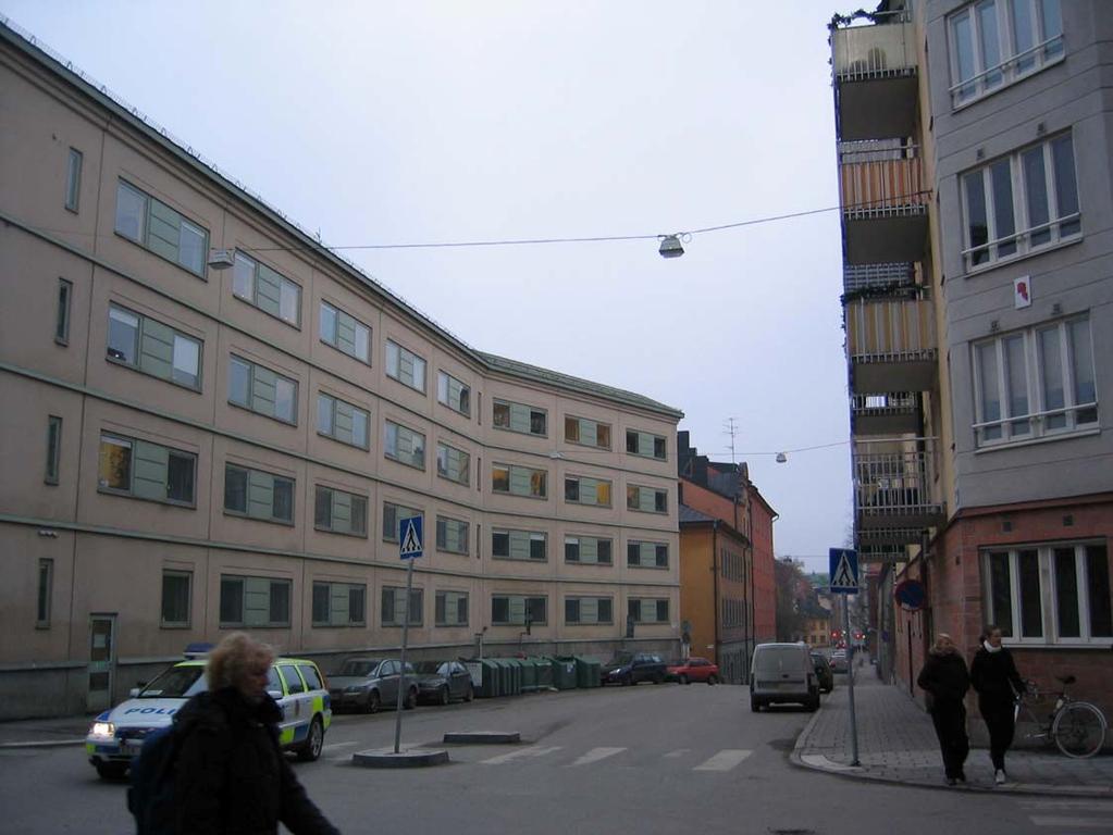 SID 3 (11) Fasad mot Högbergsgatan sett från öster BEFINTLIG MILJÖ Kvarteret Göta Ark uppfördes på 1980-talet på en överdäckning av Söderleden. Fasaden består av tidstypiska betongelement.