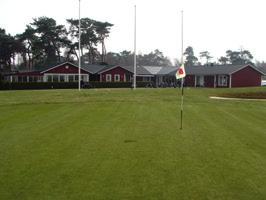 Golfbanan mitt i Glasriket, en av sydöstra Sveriges vackraste skogsbanor med parkkaraktär.