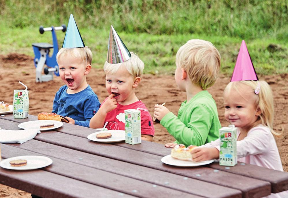 grillen, mammaträff vid picnicbordet,