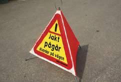 Jakt pågår Lös hund 500x500 mm Plastskylt, EG-reflex Mått och text kan ändras efter önskemål.