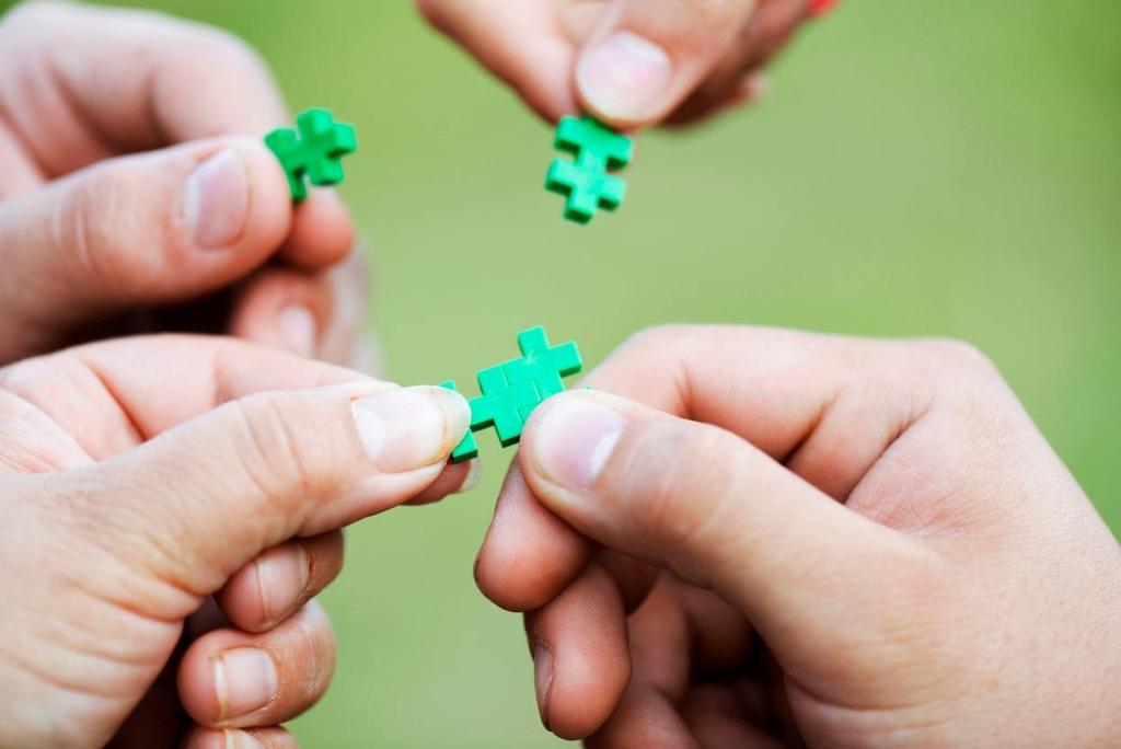 Om oss Vi som arbetar på familjeenheten är utbildade i att arbeta med barn, ungdomar och familjer. Vi har mångårig erfarenhet av olika typer av socialt arbete.