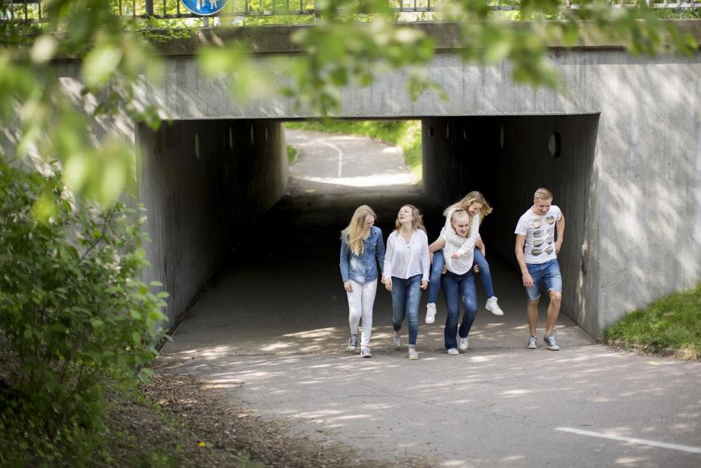 Fältverksamhet Två fältare arbetar med förebyggande och uppsökande verksamhet riktad till ungdomar 12-18 år i Västerviks kommun.