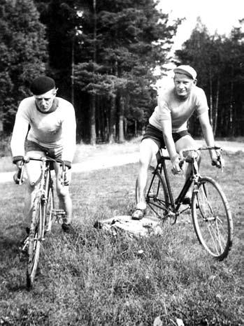 1926 tog Tibro AIK upp cykel på sitt program och hade då ett flertal goda cyklister jag kan nämna namn som Nils Bergman, Gustav Lundström, Harry Eriksson och Gunnar Kronlund m.fl. 1927 instiftade Tibro AIK tävlingen Tibro-loppet som kördes över Hjo-Mölltorp-Karlsborg,Forsvik en sträcka på 92 km.
