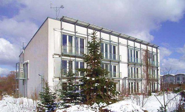 2. Definitioner och krav för passivhusstandard I kapitlet beskrivs historiken bakom passivhus, hur passivhus är uppbyggda och fungerar.