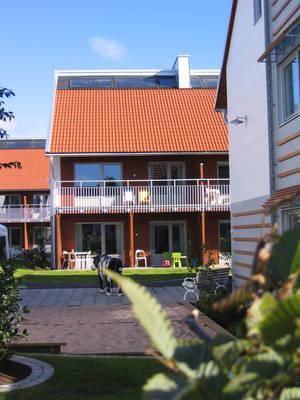 3. Beskrivning av undersökta objekt Kapitlet beskriver de objekt där enkätundersökningen är genomförd. 3.1 Flerbostadshus på Oxtorget i Värnamo Figur 3.1: Flerbostadshus på Oxtorget i Värnamo.