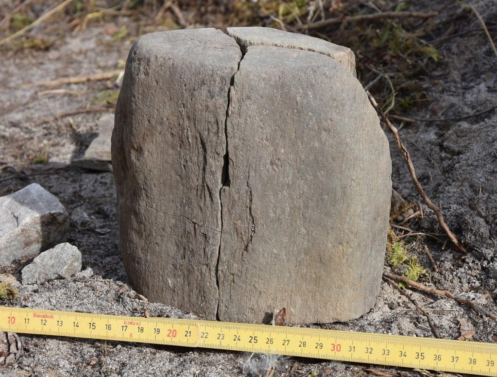 20 Figur 20. Sten med städliknande utseende. Delar av stenen hittades i anläggning 1 och 3. Tanden hittades i eller i direkt anslutning till anläggning 6 i det östra schaktet.