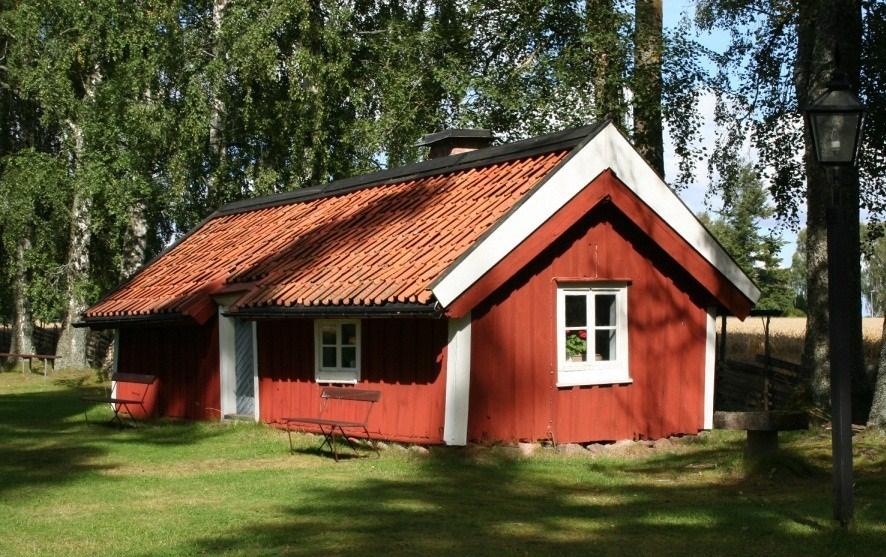 De smala vägarna mellan sädesfält och betesmarker ger stämning och den inbäddade festplatsen rätt atmosfär.