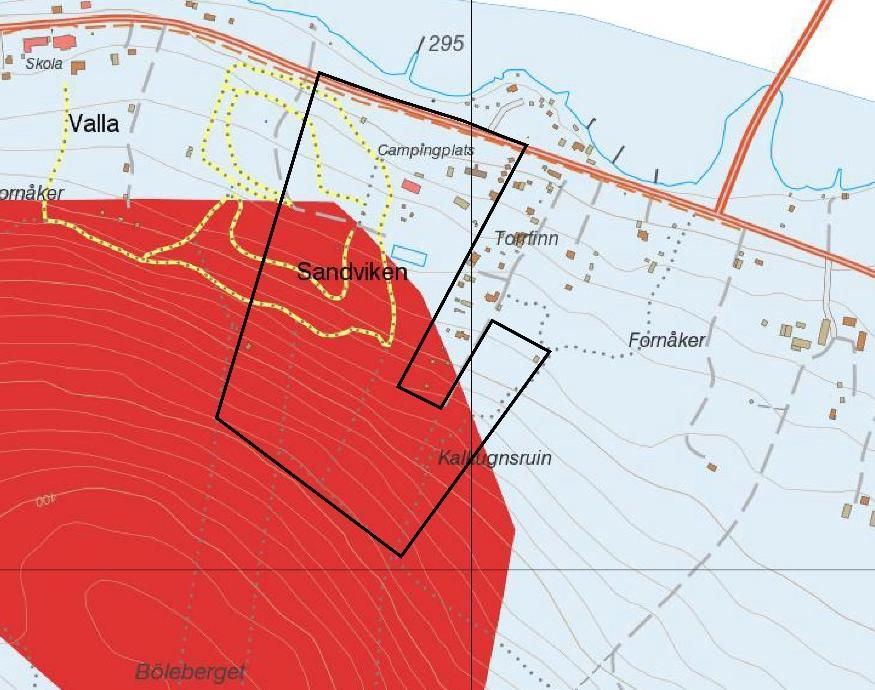 Enligt SGU:s jordartskarta består de naturliga jordlagren i områdets norra del av lerig/siltig morän, i södra delen finns berg (Figur 3.2). Figur 3.