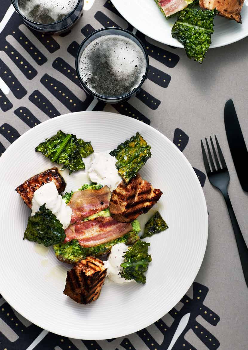 Grillad fläsksida med senapsgrädde, kålfrittata och svartkålschips 10 portioner 1 500 g Scan fläsksida neutral 2 dl äppelmust 2 msk wasabi Grönkålsfrittata: 500 g fryst, hackad grönkål 25 g smör 5 st