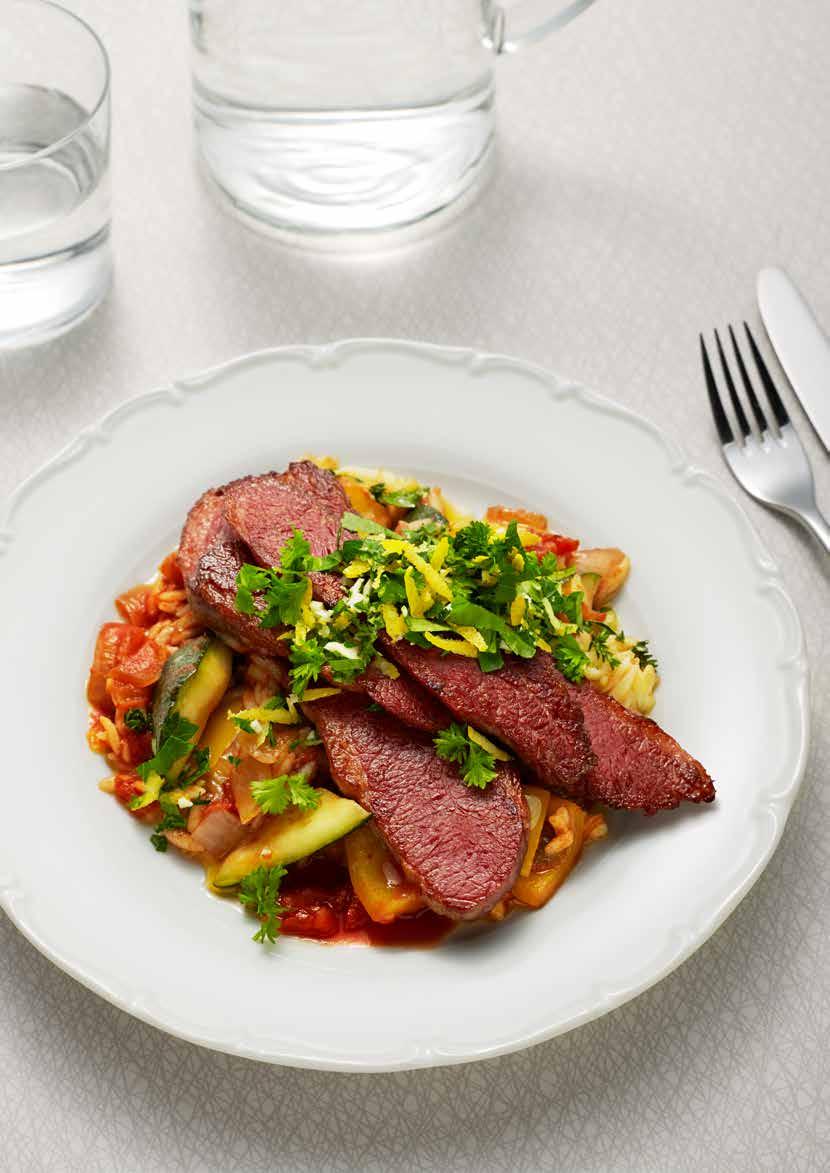Bräckt oxbringa med gremolata samt tomat- och grönsakspasta 10 portioner 1 500 g Scan sous vide oxbringa Gremolata: 2 st citroner, rivet skal 1 dl hackad persilja 2 st finhackade vitlöksklyftor 30 g