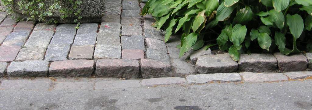 Uppskattningsvis avleds ca 50 m 3 dagvatten från den västra sidan av område 1 mot dagvattendammen för fördröjning och rening. Resterande 50 m 3 avleds mot nedsänkt grönyta för fördröjning.