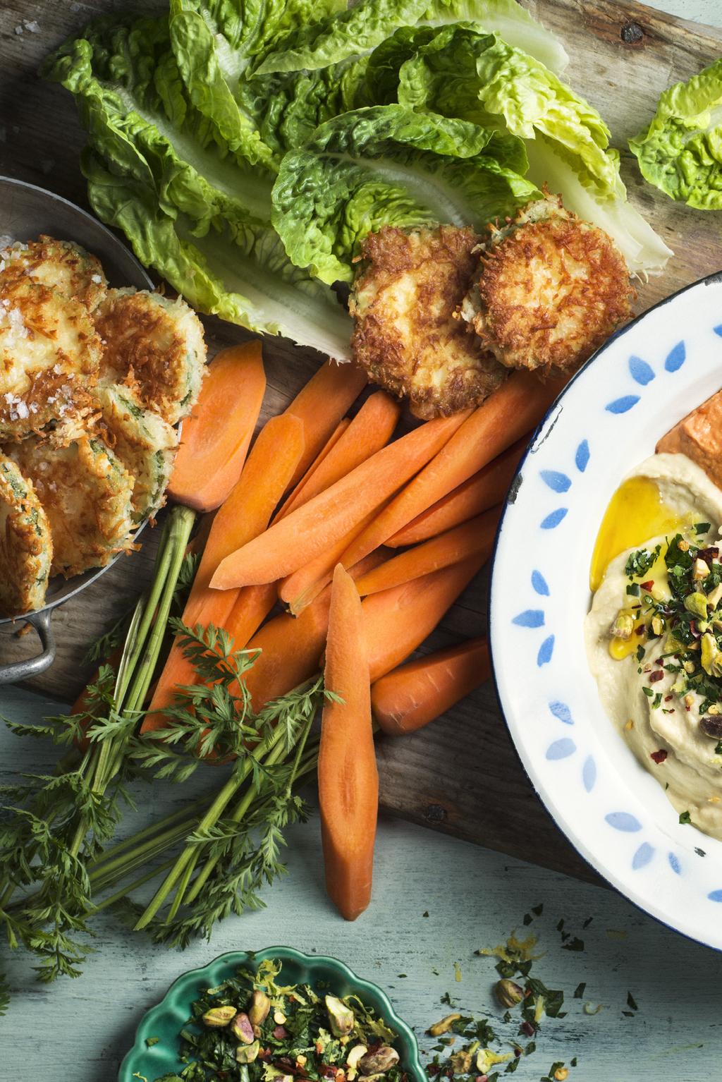 HUMMUSTALLRIK MED TVÅ SORTERS HUMMUS och Halloumistekt Zucchini INGREDIENSER: 10 pers.