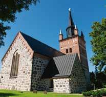 Den vackra predikstolen är från samma tid, tillverkad av Israel Snickare. De västra delarna av kyrkan är byggda på 1200-talet. Redan från början fanns ett torn, mindre än dagens.