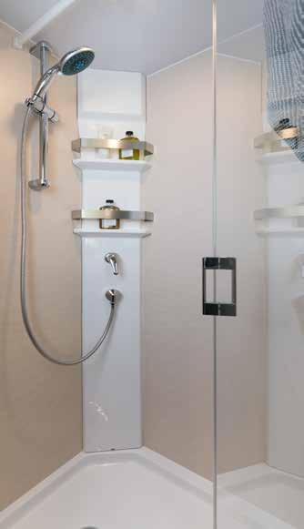 Det avskiljbara badrummet med separat toalett sörjer för avskildhet och den stora komfortduschen med glasdörr för daglig uppfriskning.