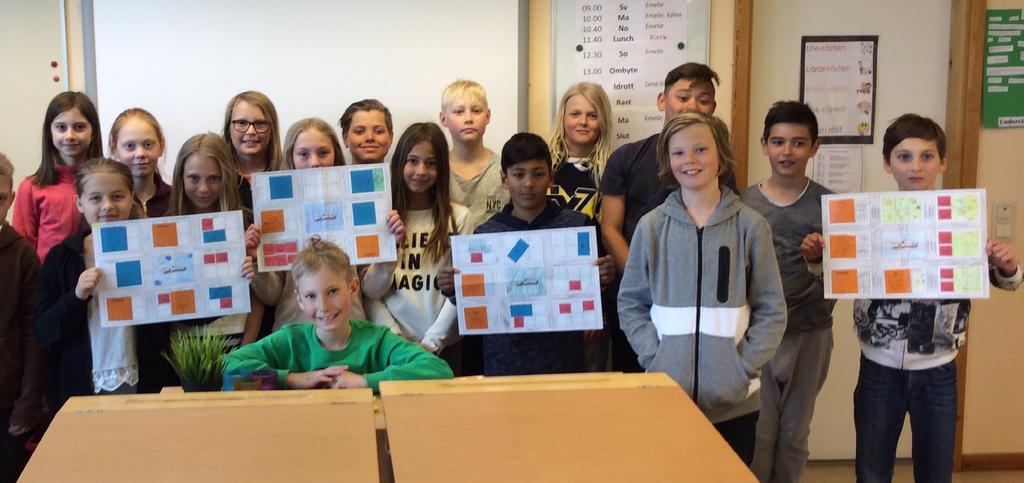 Klass 4 på Nyhemsskolan i Nässjö kommun som har arbetat med Vårt samhälle FOTO Ung Företagsamhet Jönköping Thomy Carlsson och Ulrika Carlsnäs tar emot urmärkelsen Årets Grundskoleprofil.