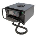 De är utrustade med högtalare, lur, uttag för fot-ptt, bordsmikrofon och headset.