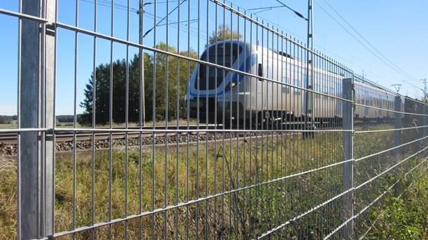 Figur 5. Exempel på robust järnvägsstängsel. Visuell påverkan Järnvägens stängsel placeras nedanför järnvägsbankens slänt.