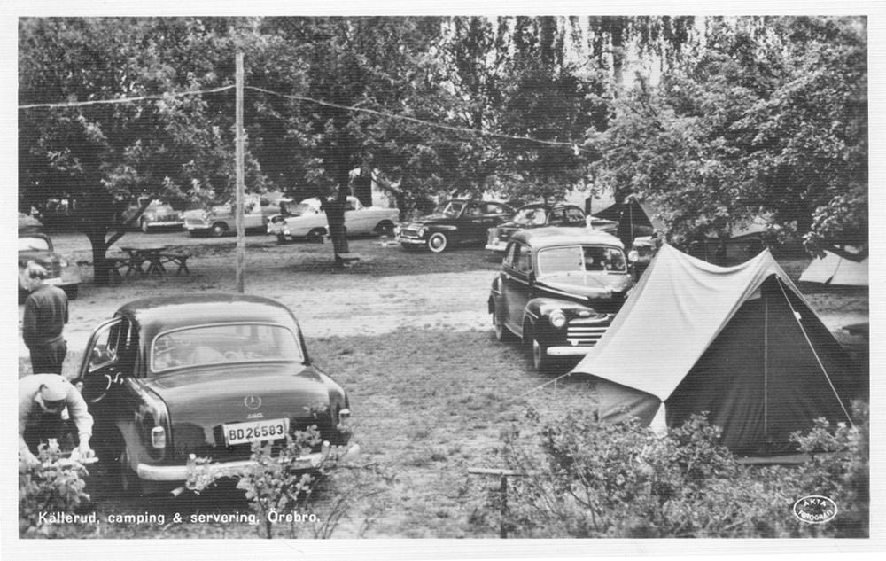 JULI Vykortsbild vid Källerud omkring 1957 Källeruds camping och golf Namnet Källerud har anor sedan 1700-talet då de första stugorna byggdes här vid södra infarten.