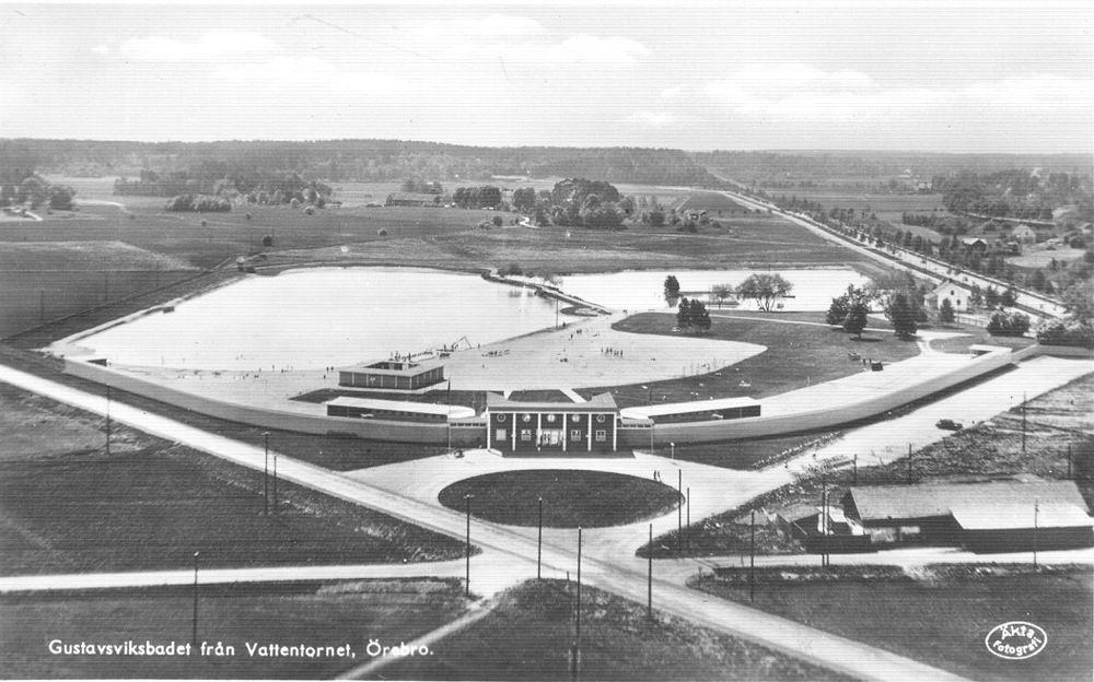 JUNI Gustavsviksbadet 75 år När det var midsommar år 1938 öppnades det nya utomhusbadet vid Gustavsvik. Inträdespriset var endast 10 öre den första tiden.