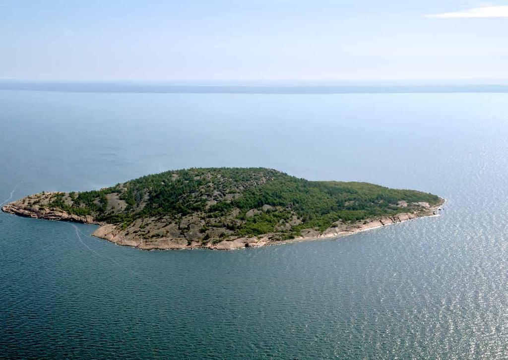 BLÅ JUNGFRUN (BLÅKULLA) I Kalmarsund, strax utanför Oskarshamn, tornar sägenomspunna nationalparken Blå Jungfrun upp sig. I folkmun är ön mest känd som Blåkulla.