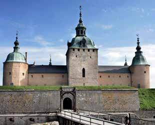 Konserter i Borgholms slottsruin attraherar vuxna medan Ölands Djurpark och Lådbilslandet är höjdare för de yngre. www.oland.