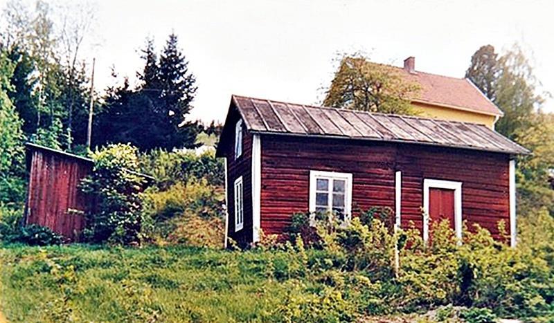 Piller Nisses stuga i Hullsta dit han flyttade 1963, 83 år gammal. Vårt hus låg 50 meter upp till vänster bland träden. Foto strax före det att huset revs 1986. Foto P O Wikström.