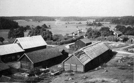 Från de tidigaste bosättningarna finns lämningar i form av skålgropar och gravrösen. Från vikingatiden, d.v.s. 800-1000-talet, blev bosättningarna mer fasta och fynden från denna tid är också fler.